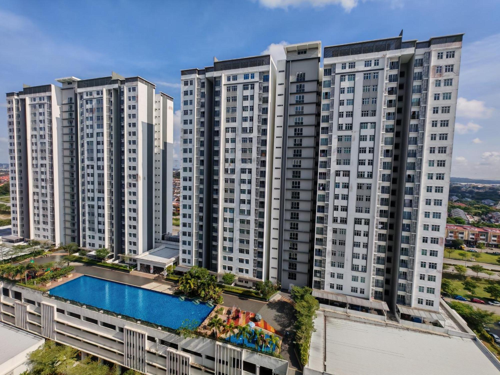 Apartment Near Mmhe - 3 Bedrooms Meridin Bayvue Pasir Gudang